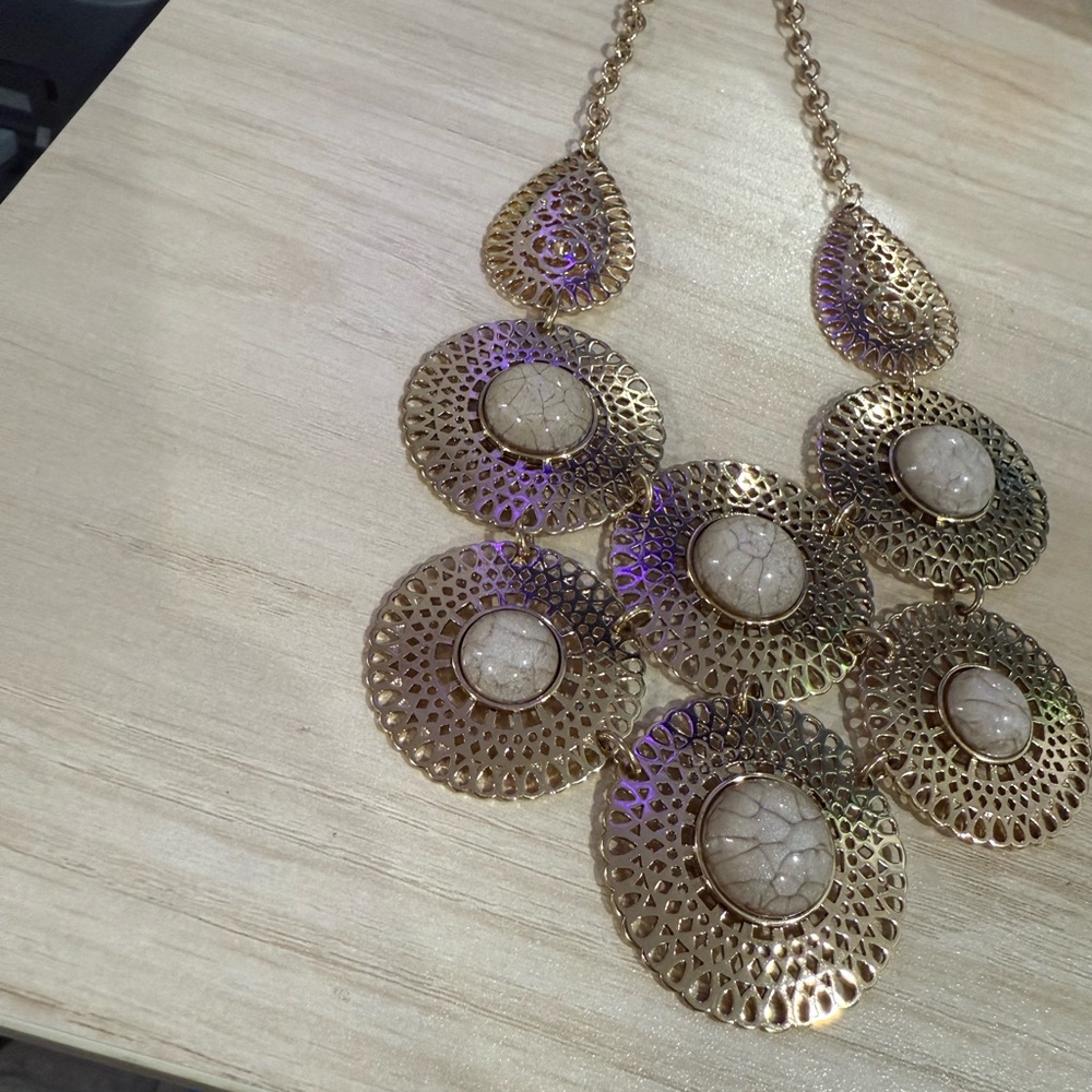 1990’s Beautiful gold and shiny stone necklace